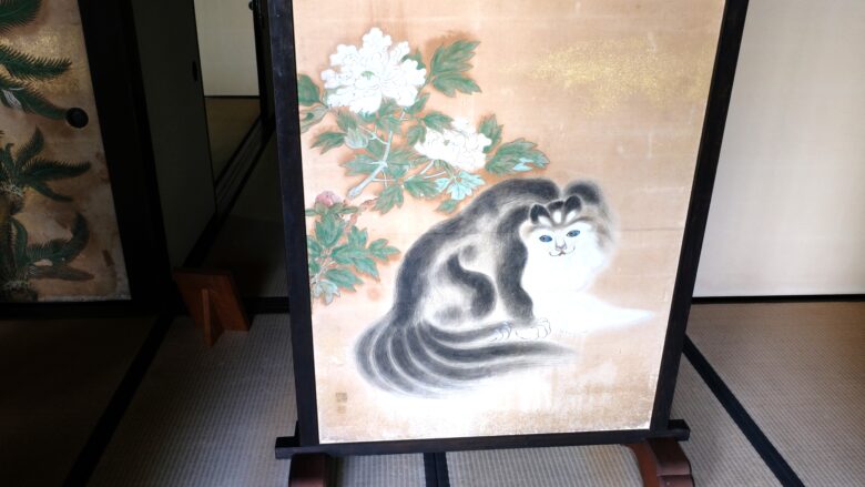 六尾の猫を描いた屏風絵