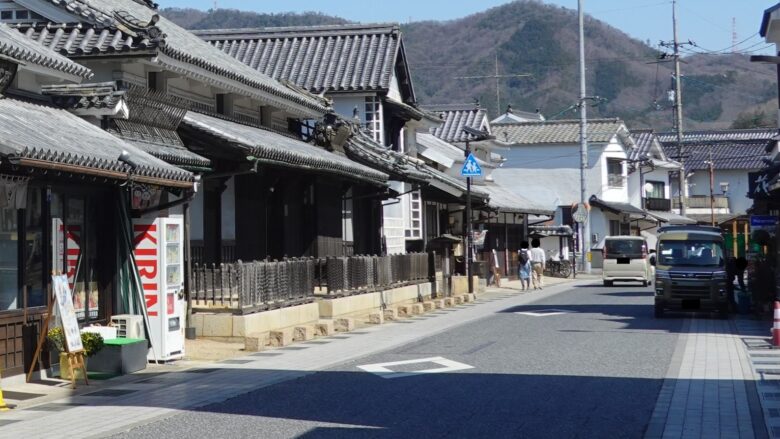 時折、車が通過するので周囲をよく確認して歩こう