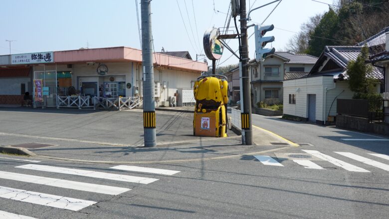 地面に突き刺さる車、インパクトがありすぎるぞ。