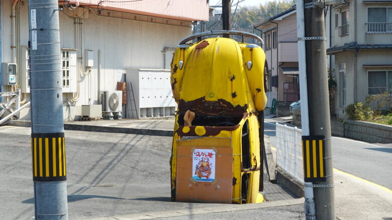 ボンネットには楽しいお祭りの広告が、ある意味シュールかも。