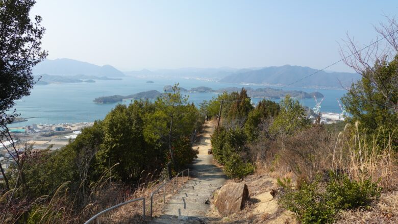 眼下に広がる瀬戸内海の風景