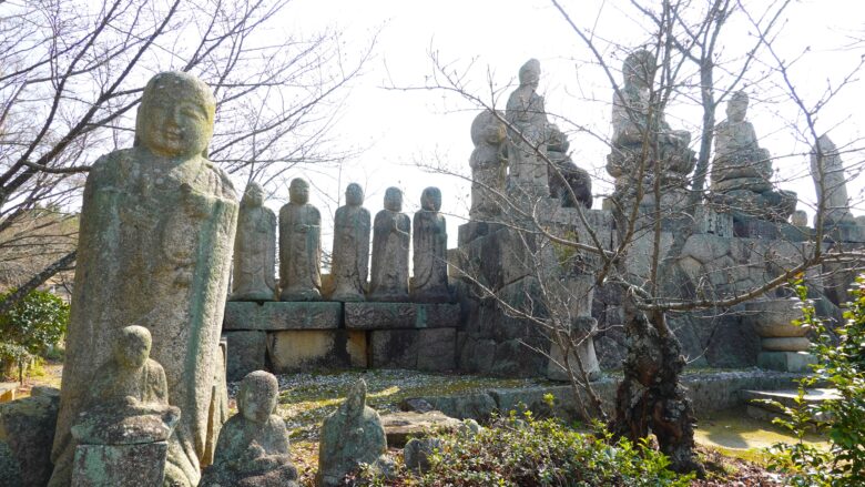 十大弟子の台座には、文字が刻まれている