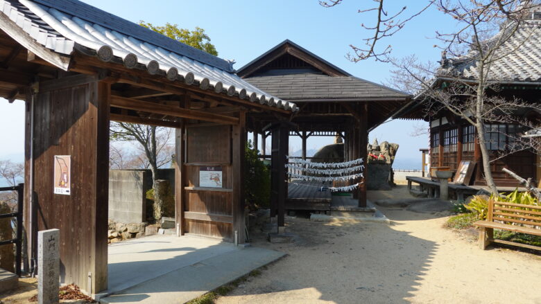 白滝山観音堂(右)、休憩展望台(左)