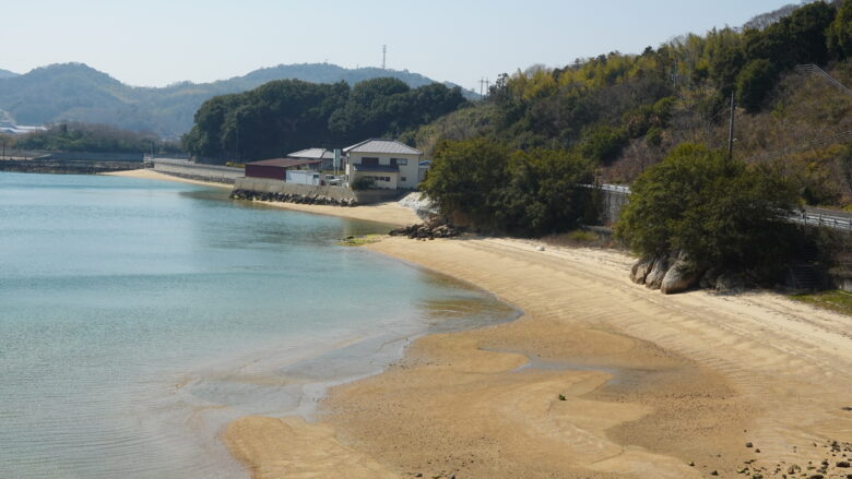 白い砂浜が広がる