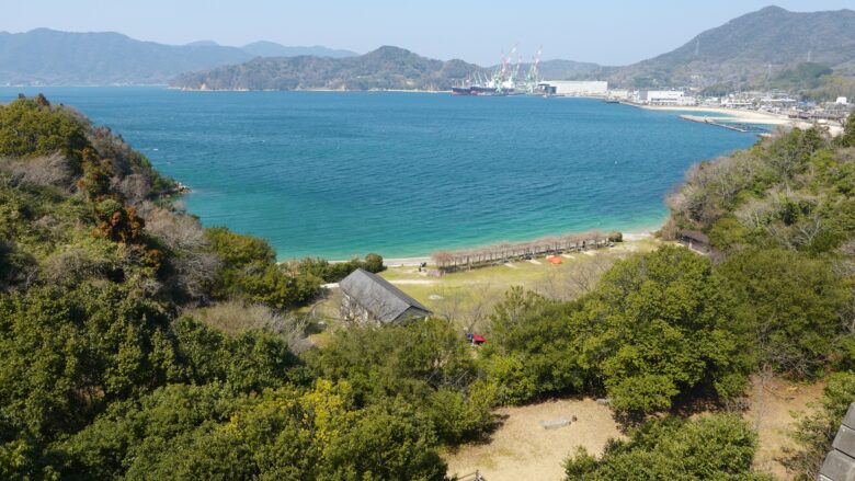 橋の上からキャンプ場を眺める