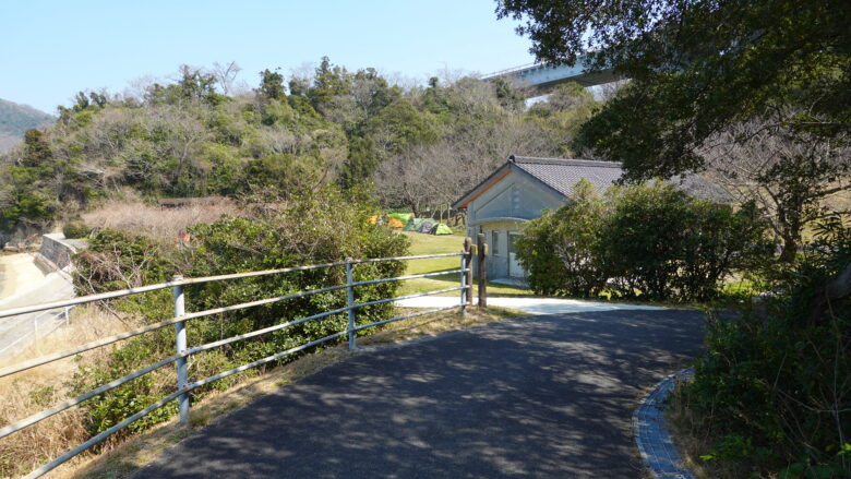 左手側にキャンプ場がある