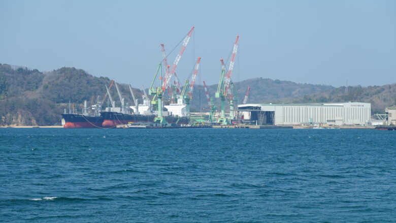 遠くには伯方島にある造船所が見える