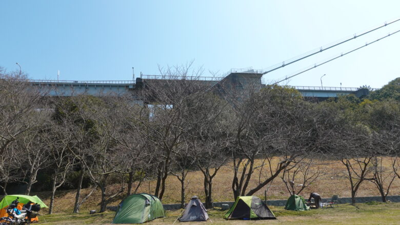 見上げると伯方・大島大橋が見える