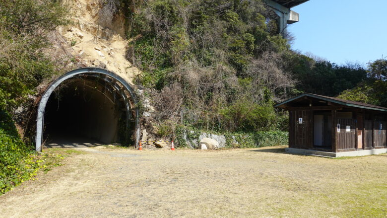 トンネルを抜けた先にある広場