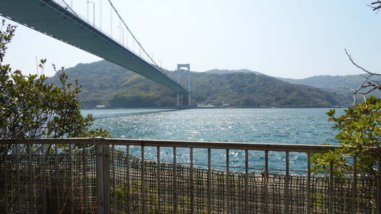 見近島から伯方・大島大橋を眺める