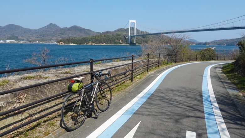 先ほどまでいた見近島が見える(伯方・大島大橋の橋脚がある島)