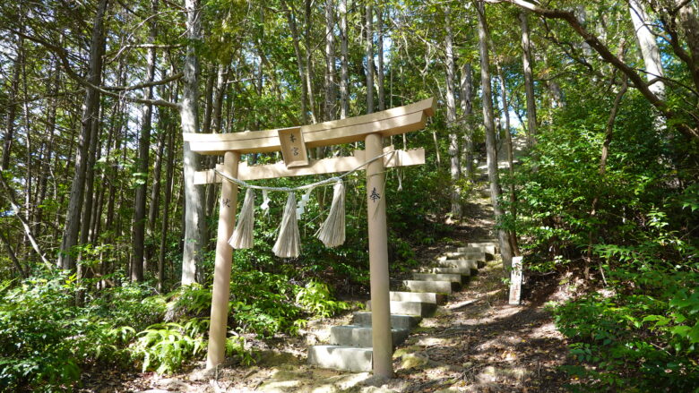 石上布都魂神社(奥宮)へ続く参道