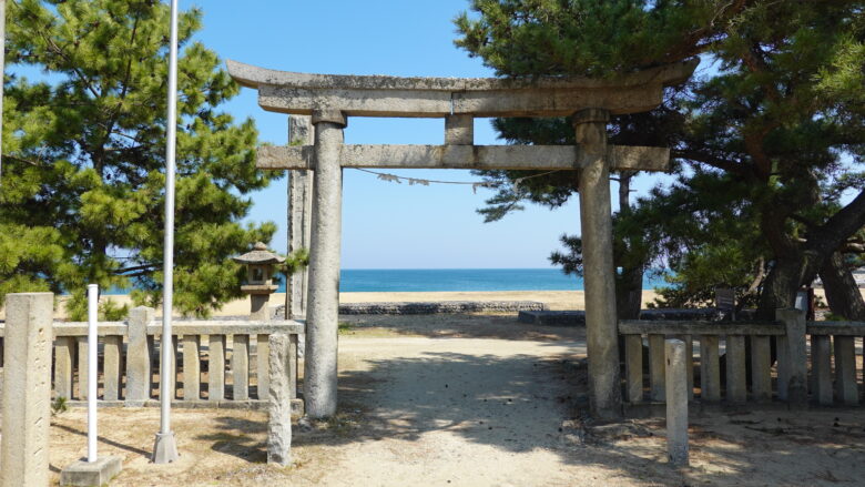 海を望む鳥居