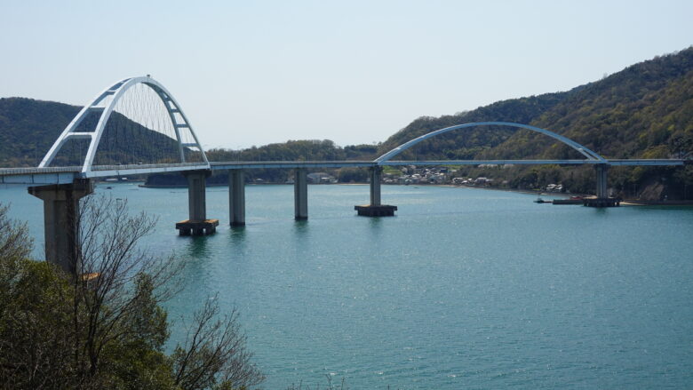 内海大橋とつながる田島の風景