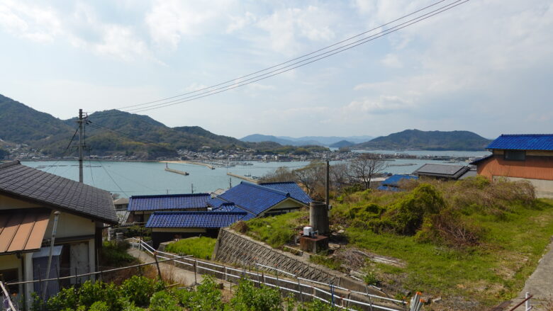 南地区の町並み、対岸には横島が見える