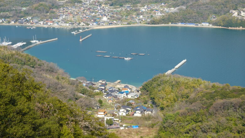 横島（手前側）と田島（奥側）の町並み