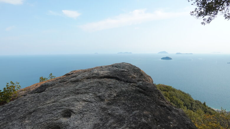太鼓岩（手前の岩肌）から見る瀬戸内海の眺望