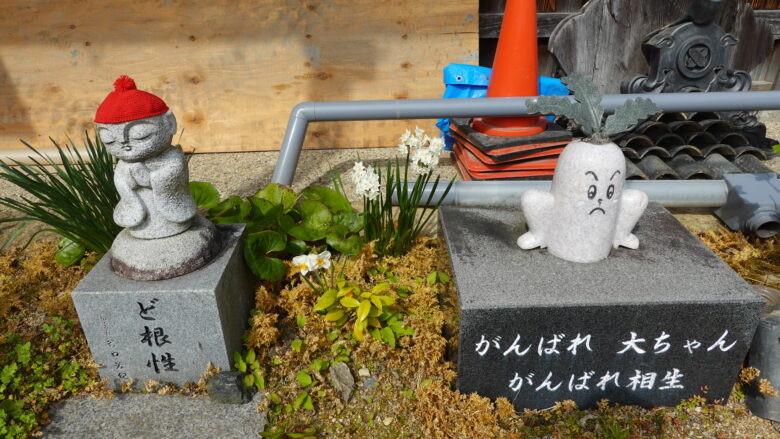 ど根性わらべ地蔵(左)、大ちゃんの像(右)