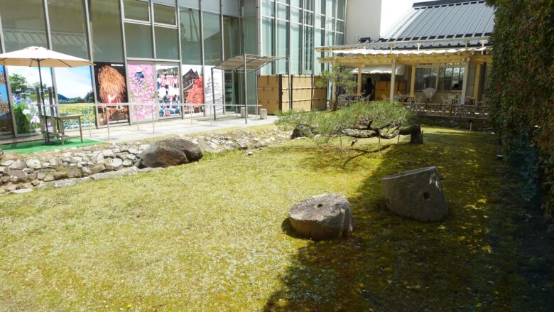 中庭の奥には、スライダーそうめん流しの装置がある