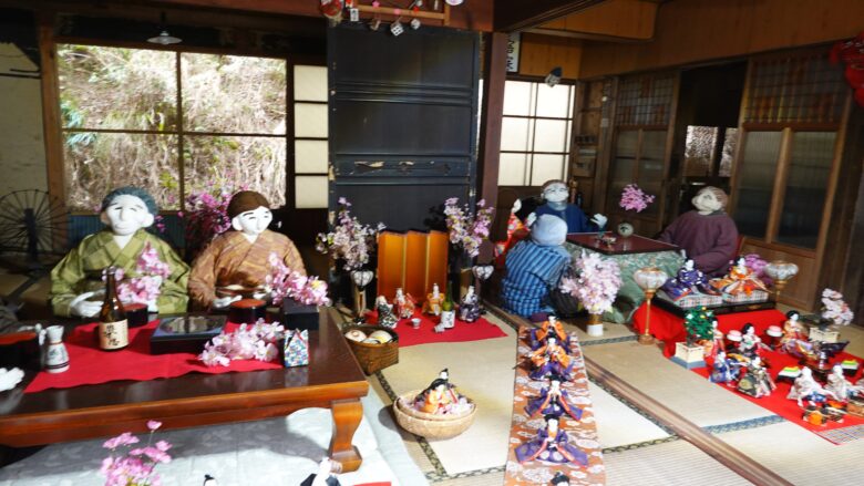ひな祭り仕様の案山子たち