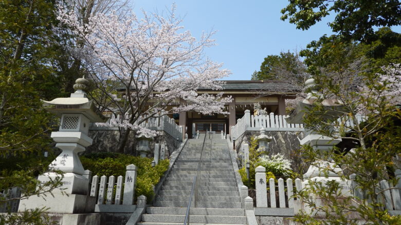 石段の先に見える拝殿