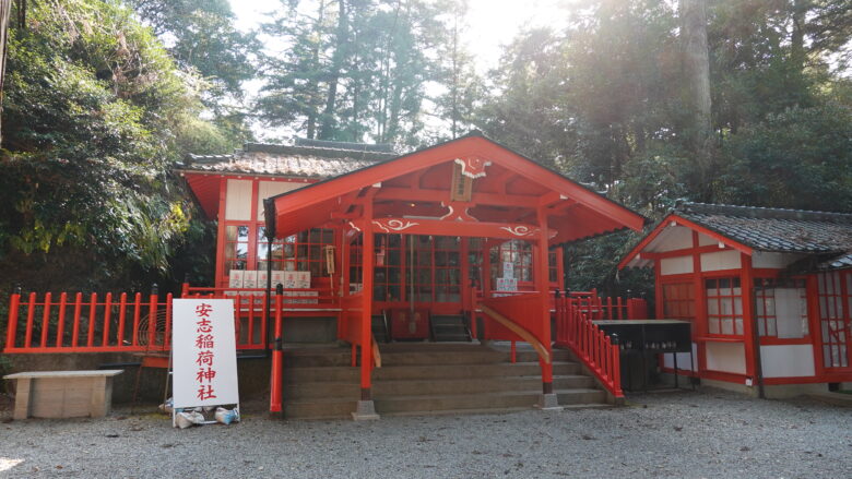 美しい安志稲荷神社（拝殿）に注目