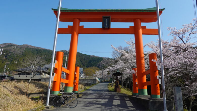 朱塗りの大鳥居