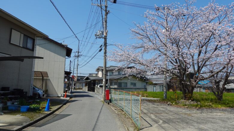 町中をのんびりと自転車で走る