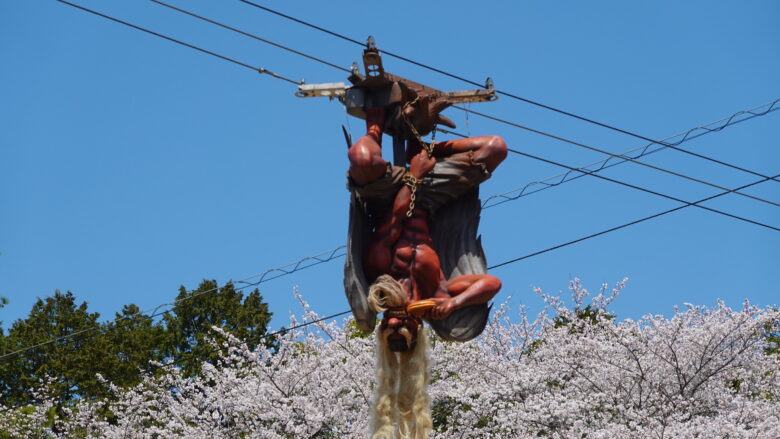 空を舞う天狗の手に注目