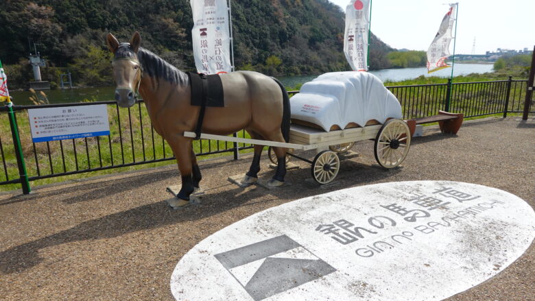 銀の馬車道のモニュメントを発見