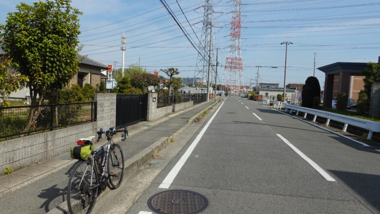 路地を自転車で走る