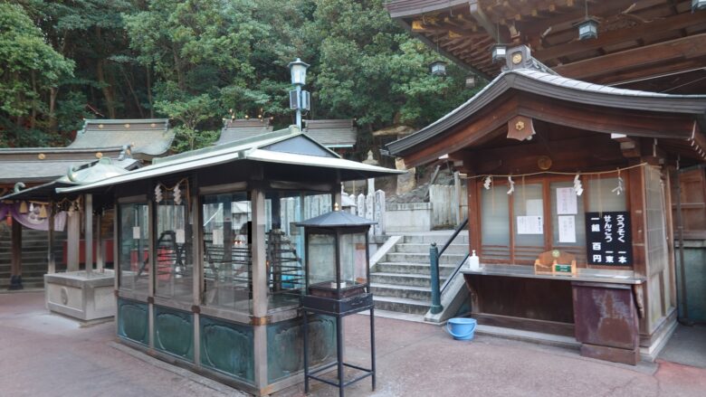 香炉舎と灯明舎