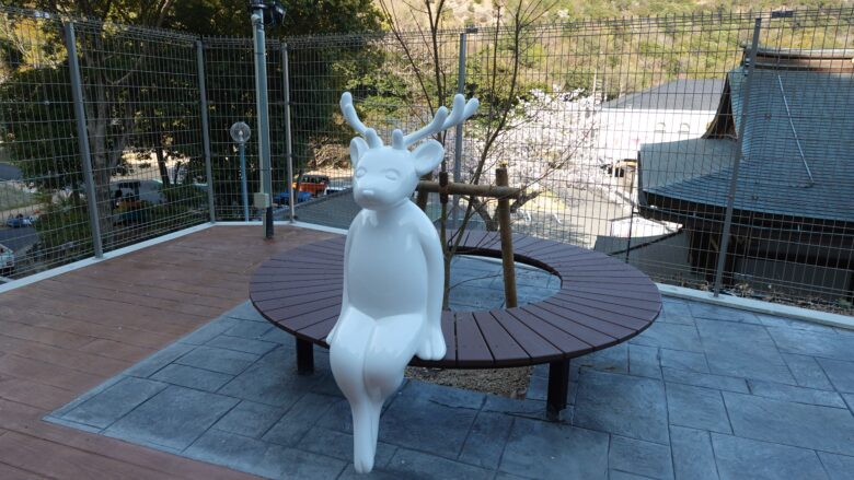 ベンチに座るシカ