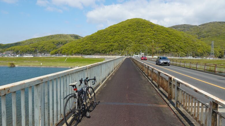 中原橋を渡る、紅葉シーズンでは前方の山々が赤く染まって見応えあり