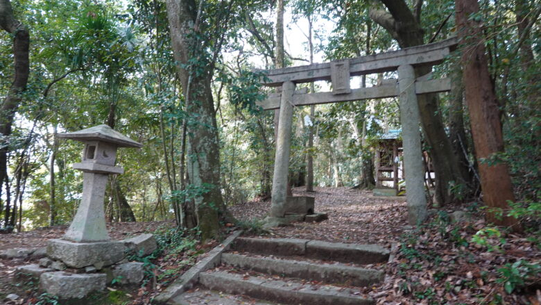 古墳内には両宮神社が鎮座している