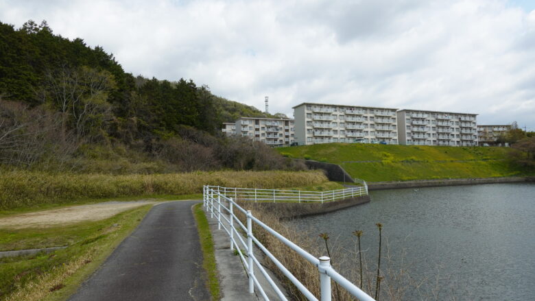 前方に団地が見えてきた