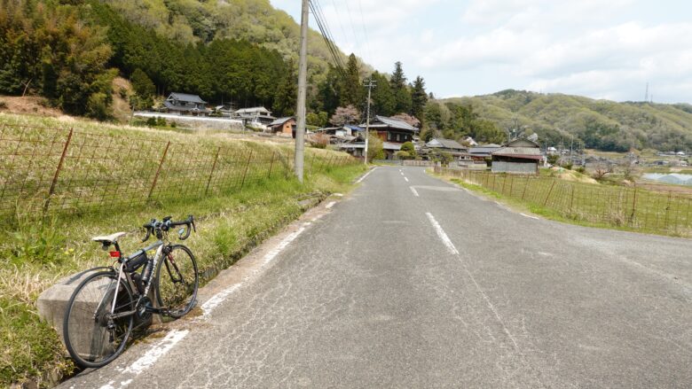 のどかな道を自転車で走る