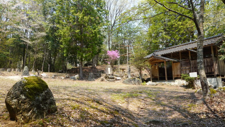岩神神社の境内