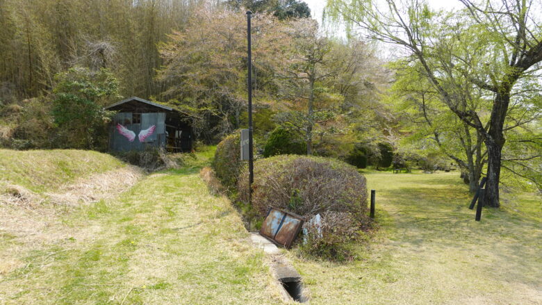 奥の小屋に描かれているのは、まさか・・・