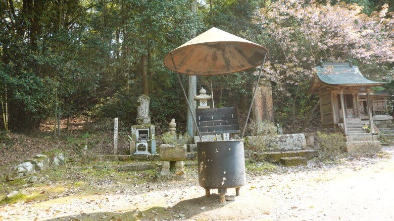 日鏡の供養塔の周辺