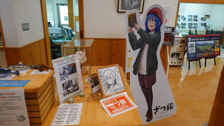 「ざつ旅」の主人公・鈴ヶ森ちかのパネルと、作者のサインを発見