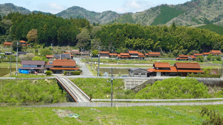 のどかな風景の中、石州瓦の住宅が建ち並景観がいい感じ