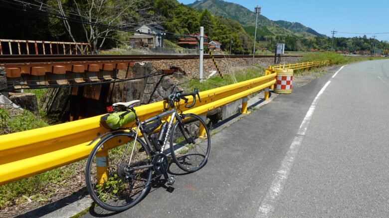 山口県で見かける機会が多い、夏みかん色のガードレール