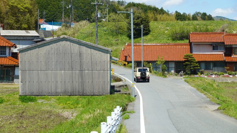 颯爽と駆け抜ける車、のんびりと走ろうよ