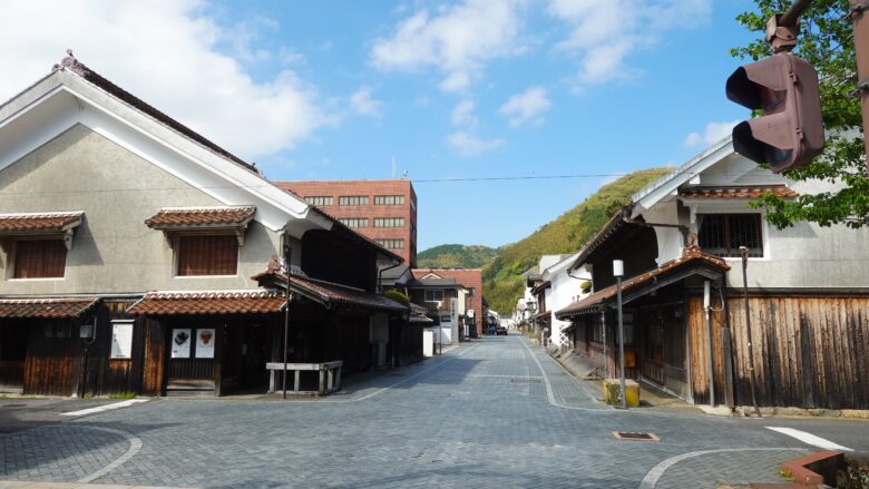 東西に路地があるので、探索してみよう