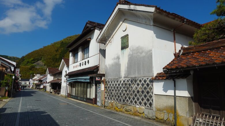 風情ある石畳、石州瓦の建物、白壁土蔵が調和する