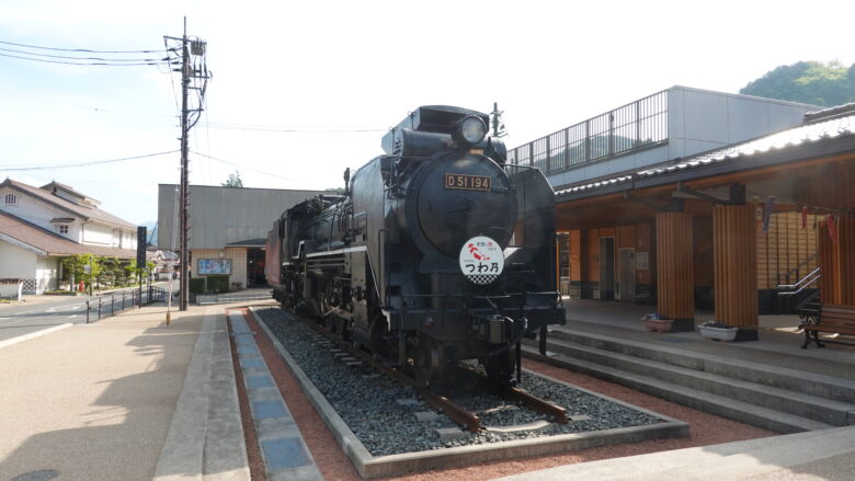 駅前には1973年まで運行していた「D51型194号機」が展示されている
