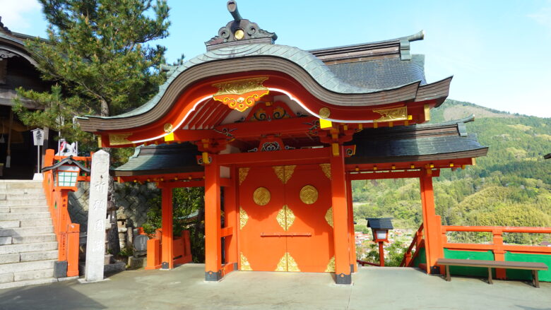 神門(逆光だったので裏から撮影)
