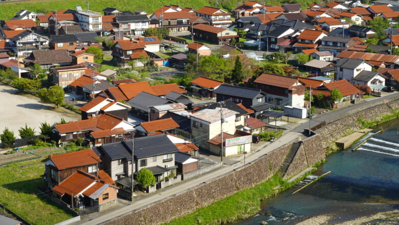 石州瓦の住宅が目を引く