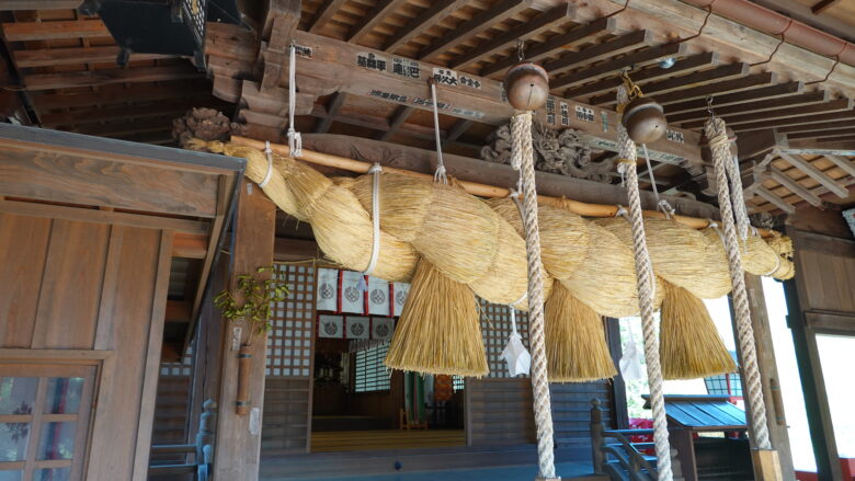 大きな注連縄と龍の彫刻がGood!